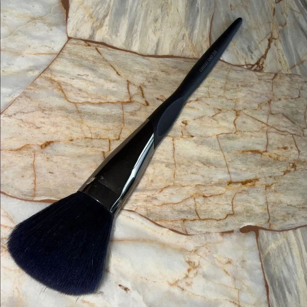 FARAH Cheeky End 218 Tapered Blush and Bronzer Face Brush Black Handle